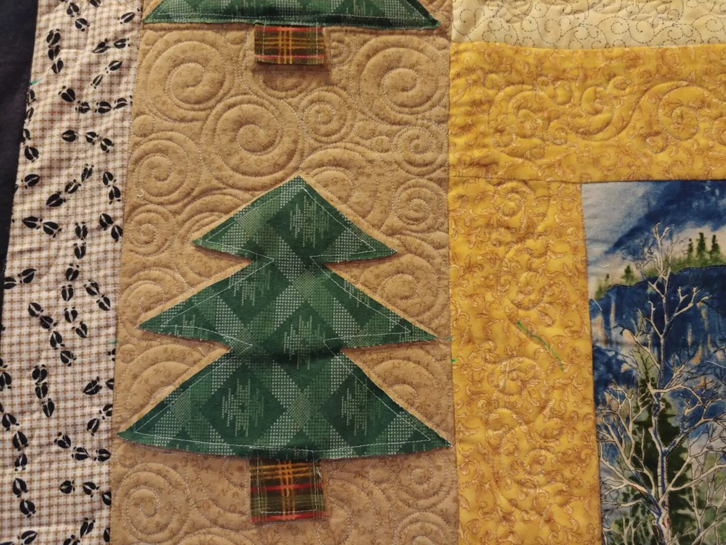 A close up of the tree on the quilt